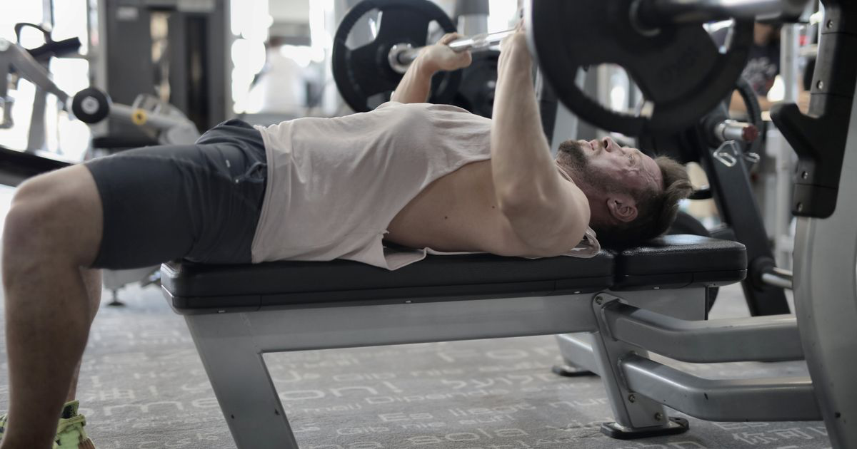 How to Close Grip Bench Press: Form, Grip Width, Elbows
