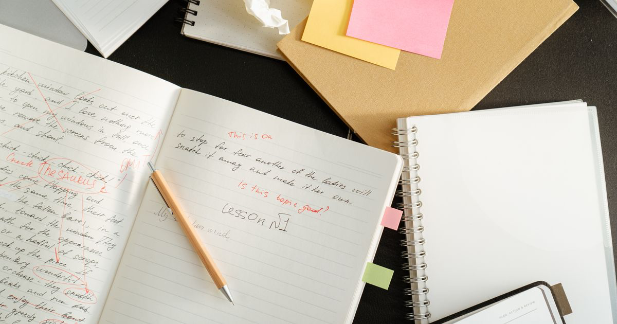 Handwritten notebook pages, the kind of notes lifters use to log workouts in their own language