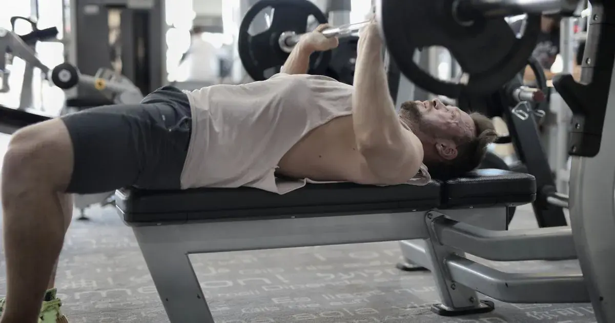 How to Close Grip Bench Press: Form, Grip Width, Elbows