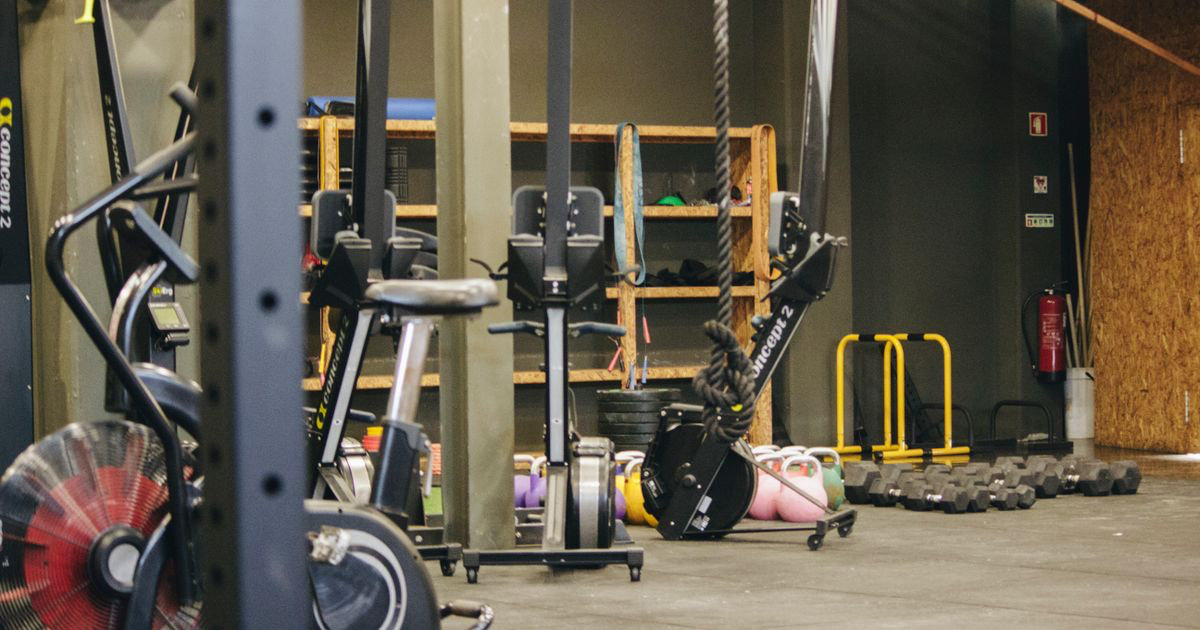 Machines vs Free Weights: Which Should You Use?
