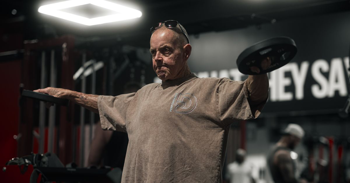 Senior man lifting weights in a gym, the kind of weekly strength training linked to longevity